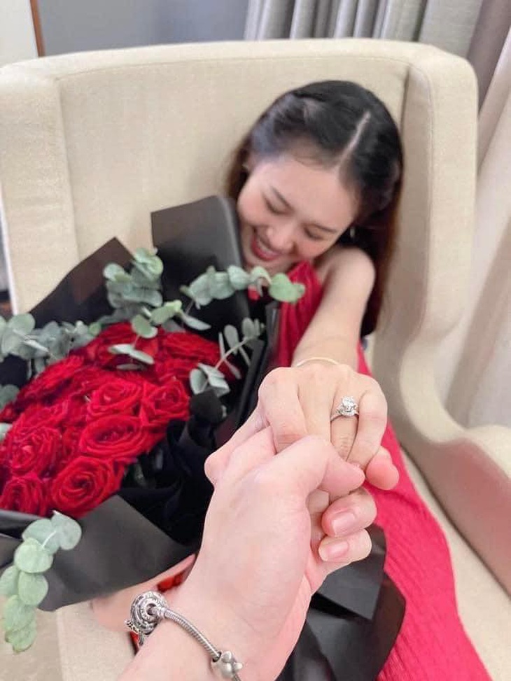 Diễn viên Quỳnh Anh khoe ảnh được cầu hôn khiến dân tình nhận ra cô chính là "một nửa" của Anh Đức