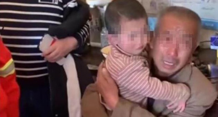 Bé trai mất tích được tìm thấy và may mắn vẫn khỏe mạnh.
