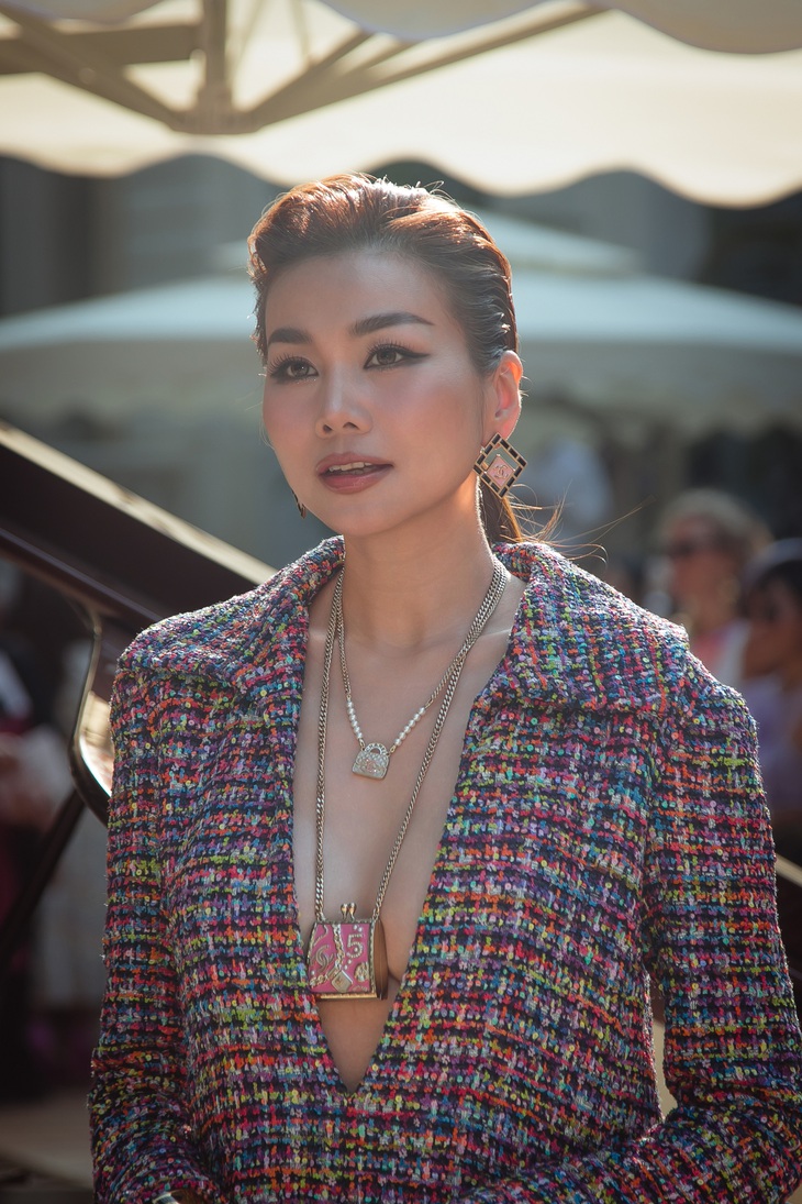 Vừa trở về từ chuyến đi Thái Lan ngắn ngày, Thanh Hằng xuất hiện đầy năng lượng tại sự kiện. Cô diện nguyên ‘cây’ Chanel, với điểm nhấn là bộ trang phục vải tweet xẻ ngực sâu đến tận rốn.