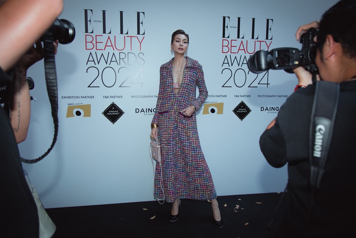 Tuy nhiên, sự kiện diễn ra vào 16h nên khá nóng. Thanh Hằng hài hước đùa: ‘Tôi không nóng gì mấy đâu, trong người mồ hôi đầm đìa như đang xông hơi thôi. Nhưng tôi ổn, miễn đẹp là tôi chịu được’.