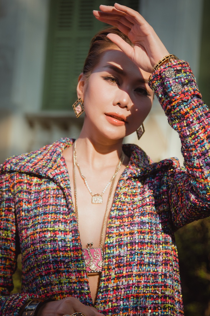 Là người có kinh nghiệm, Thanh Hằng không gặp sự cố gì với bộ cánh gợi cảm này. ‘Nhìn sexy thế thôi chứ tôi ‘thủ’ an toàn hết rồi, cộng thêm chú ý một chút là mọi thứ đều ổn’, Thanh Hằng nói. ‘Vũ khí’ giúp Thanh Hằng trở nên tự tin hơn khi mặc bộ váy xẻ ngực sâu này chính là chiếc mặt dây chuyền to.