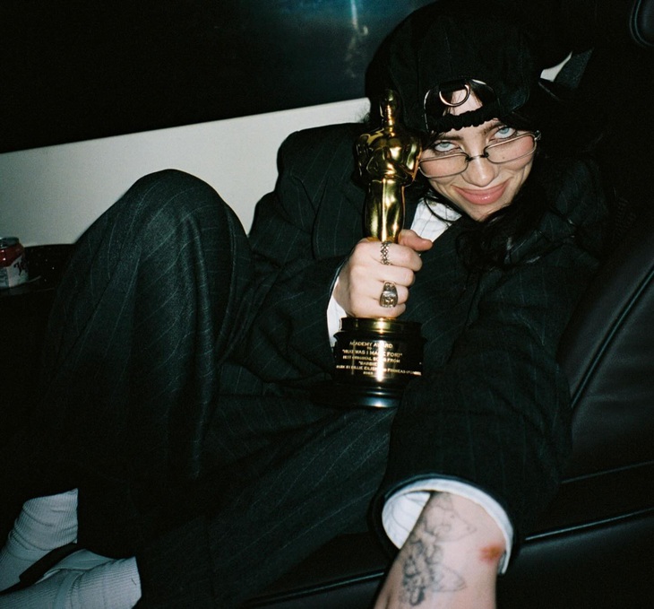 Billie Elish có hành động khó hiểu khiến cư dân mạng gấp rút nhập hội fan cứng