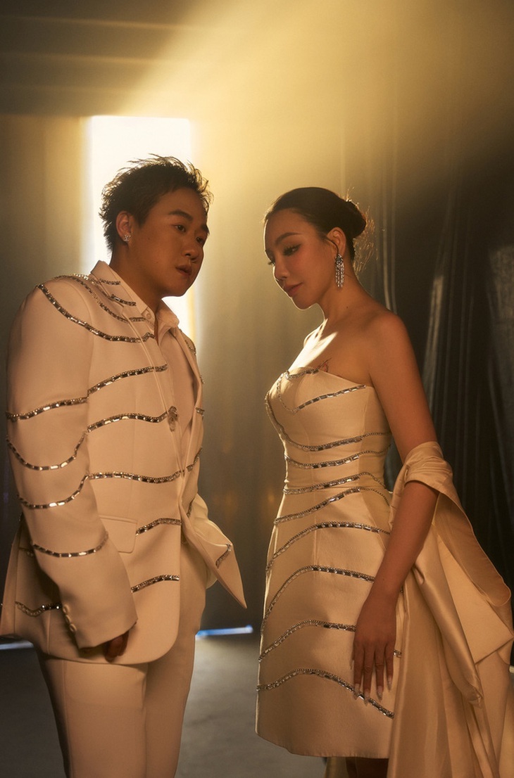 Giọng ca đẹp hai thế hệ Trung Quân (trái) và Hồ Quỳnh Hương nhận được sự trông chờ từ bạn yêu nhạc