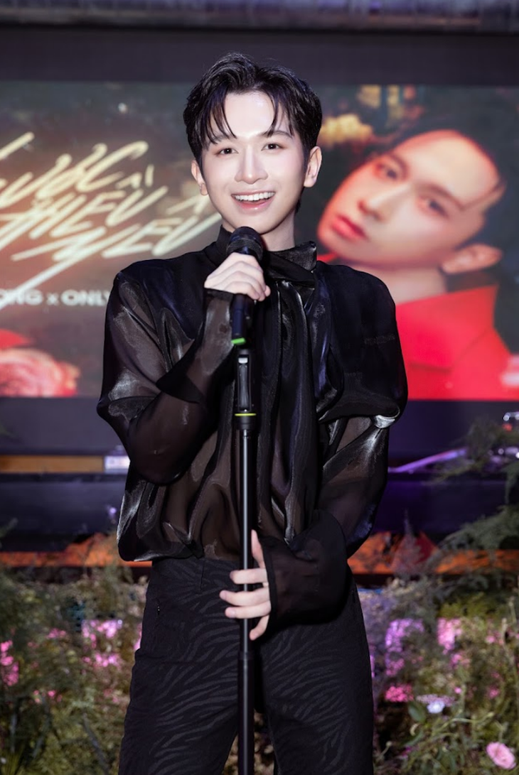 Tại sự kiện, Đỗ Hoàng Dương trình diễn live ca khúc đầy say mê