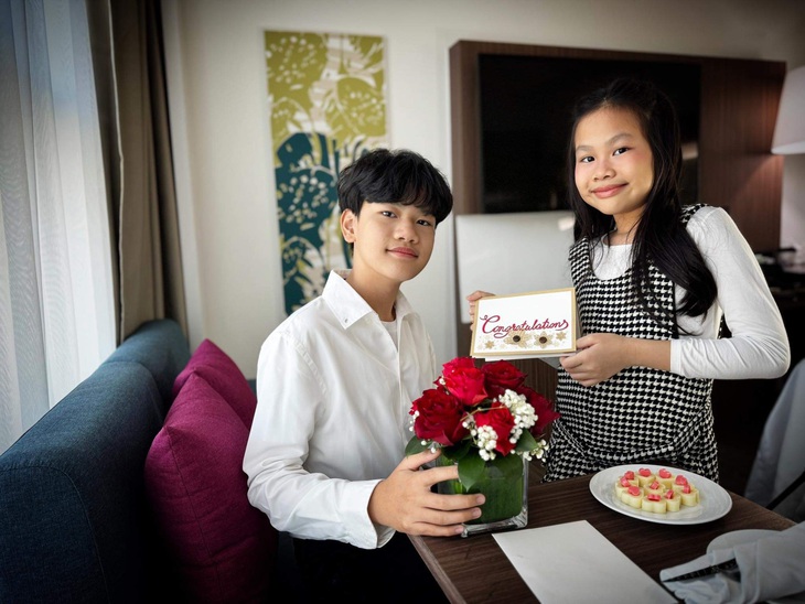 Theo tiết lộ của MC Hồng Phúc, ý tưởng về buổi chụp ảnh kỷ niệm 25 năm ngày yêu và cưới của anh và bà xã là do 2 con bí mật chuẩn bị. Nam MC nói khi anh và bà xã được hai con dẫn đến địa điểm chụp ảnh đã cảm thấy bất ngờ và xúc động.