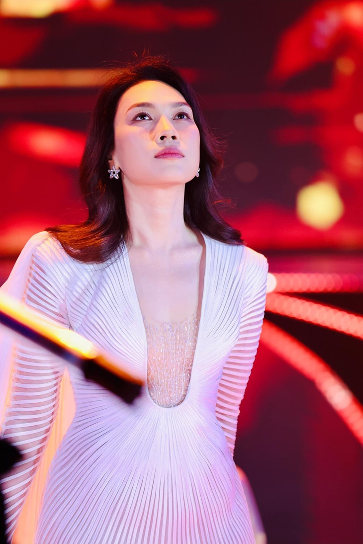 Bên cạnh việc ngắm hoàng hôn buông xuống trên biển Hồ Tràm, chương trình hứa hẹn mang đến những ca khúc 