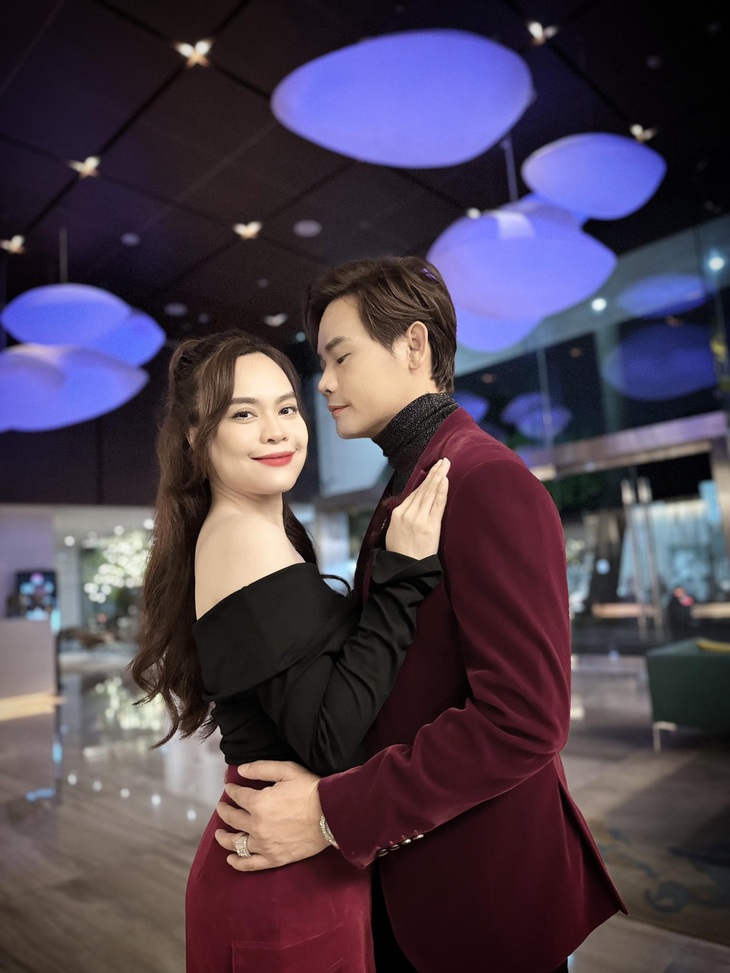 Trong đời sống hôn nhân, cặp sao luôn biết cân bằng và chọn cách thấu hiểu đối phương để cùng nhau vượt qua những khó khăn. MC Hồng Phúc là tuýp người đàn ông tâm lý. Anh hiểu được sự lo toan cho gia đình của Quỳnh Phượng nên khi sắp xếp được thời gian, anh luôn rủ vợ đi du lịch, tham quan.