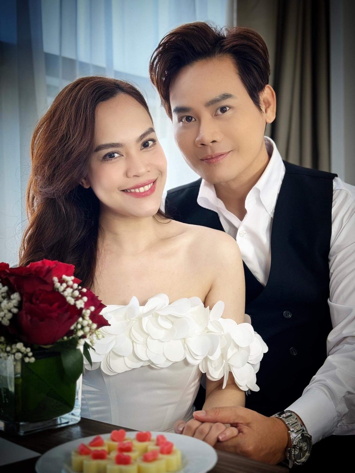 Tuy đã trải qua cảm giác này, nhưng Quỳnh Phượng cho biết cô vẫn không khỏi xúc động vì nhớ lại những khoảnh khắc đẹp của cả hai lúc mới yêu nhau và cho đến khi về chung một nhà.