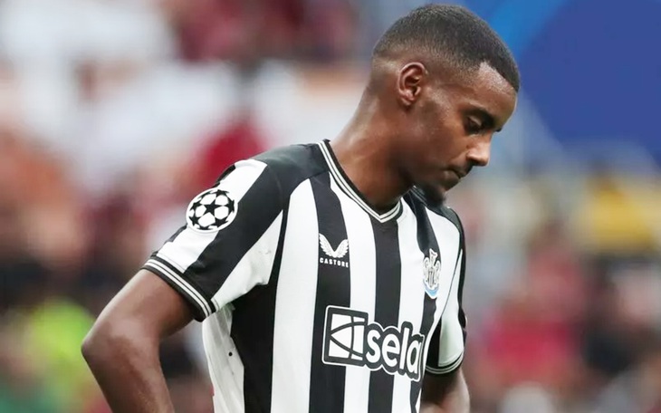 Alexander Isak bị ‘đuổi' về nhà giữa tin đồn chuyển nhượng sang Liverpool - Ảnh 2.