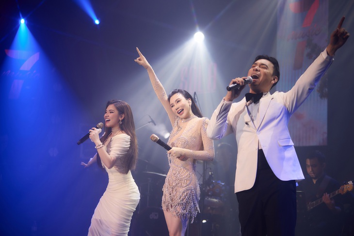 Hồ Quỳnh Hương thừa nhận bản thân còn rất ít bạn bè trong giới sau 10 năm hạn chế đi hát. Vì vậy, cô chỉ thấy yên tâm khi hát cùng những người thân thiết với mình. Và đó là lý do cô mời Myra Trần và Lê Việt Anh tham gia minishow 'Anh'.