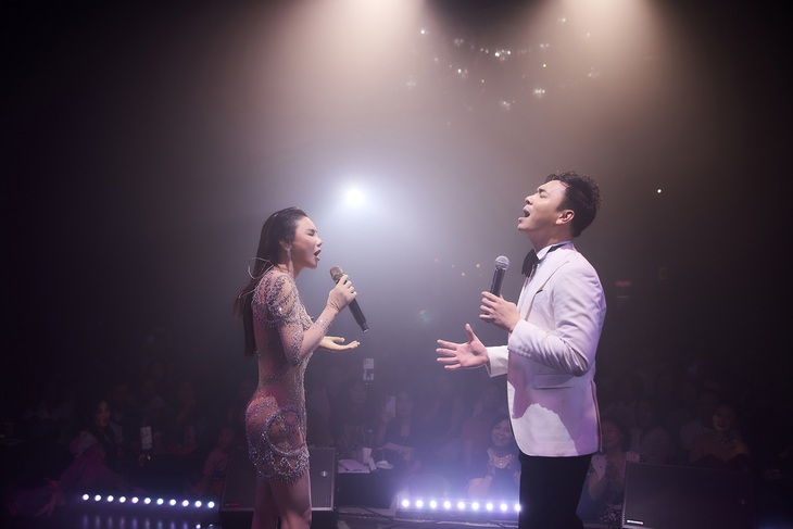 Hồ Quỳnh Hương song ca với Lê Việt Anh bài 'Anh', sáng tác của nhạc sĩ Xuân Phương. Cô còn 'ga lăng' nhường anh hát bài 'Bức thư tình thứ hai' từng gắn với tên tuổi mình.