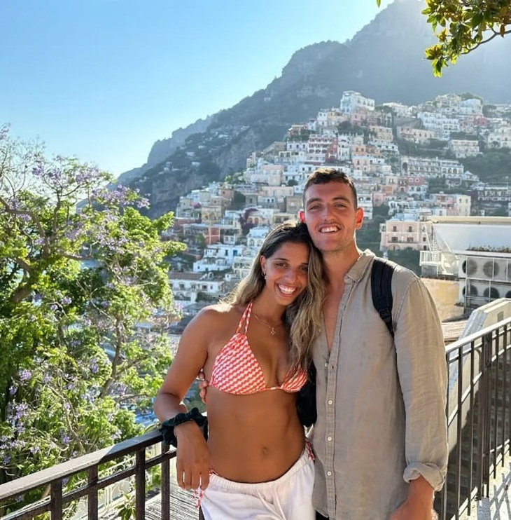 Maria Antoniou và Anthony ngỡ ngàng khi chi phí cho ăn uống ở Thụy Sĩ quá đắt đỏ.