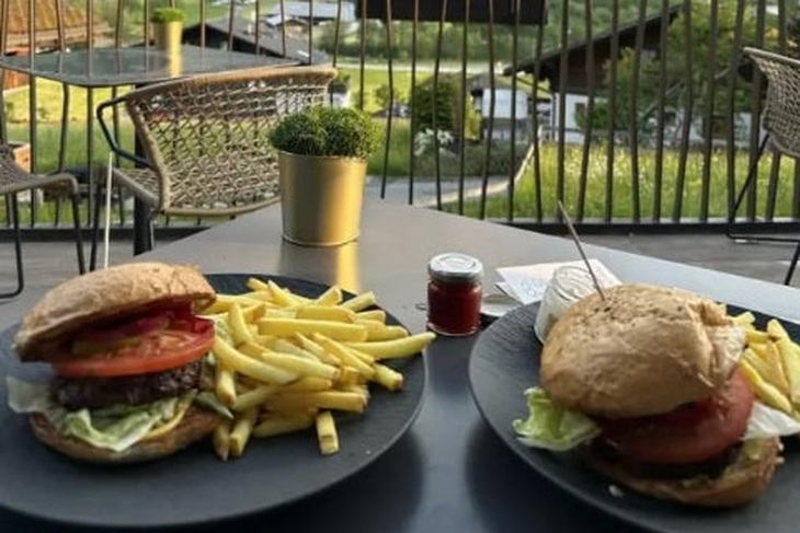 Cận cảnh bữa ăn đắt xắt ra miếng bị 