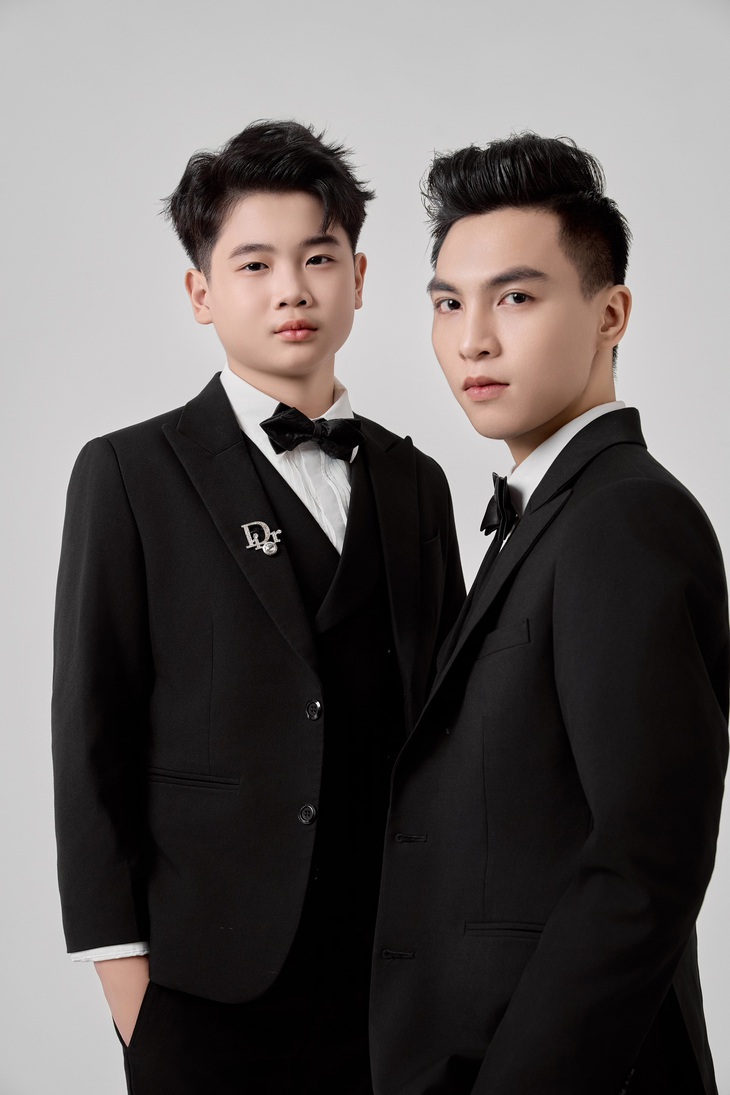 Ảo thuật gia nhí Bảo Long và thầy Trường Giang.