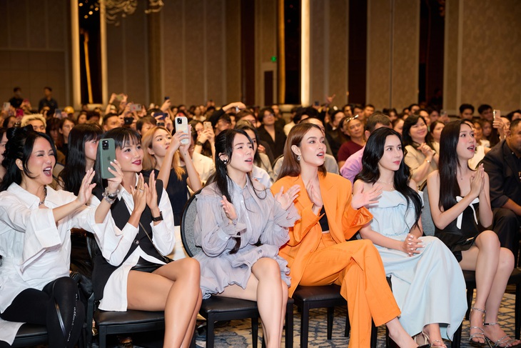 Các 'chị đẹp' đến chúc mừng ca sĩ Thu Phương về 'nhà' mới. 