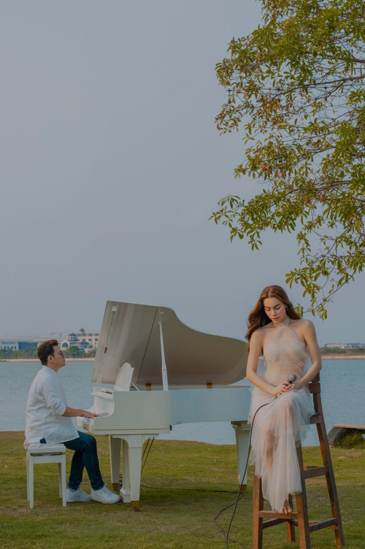 Ca khúc chủ đề album 'Tự nhiên' của nhạc sĩ Nguyễn Minh Cường do Hồ Ngọc Hà thể hiện nhanh chóng đạt Top 1 lượt nghe trên iTunes Việt Nam.