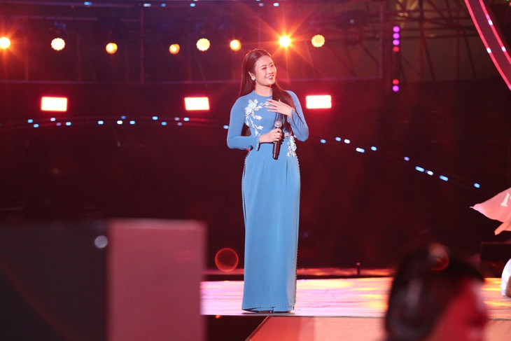 Ca sĩ Anh Thi biểu diễn trong đêm chung kết bảng quốc tế Dalat best dance crew 2024