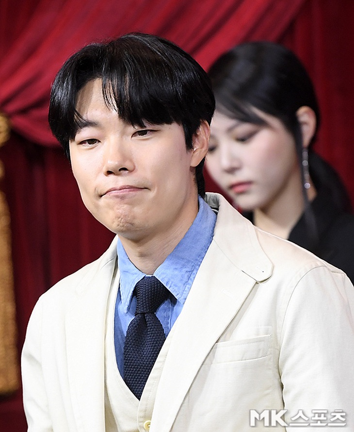 Mặc nhiên, trong suốt thời gian drama bùng nổ, Ryu Jun Yeol luôn im lặng. Và trước áp lực quá lớn của dư luận, Han So Hee phải 5 lần 7 lượt lên tiếng khẳng định bản thân không phải là người thứ ba, cũng như chỉ trích Ryu Jun Yeol không biết bảo vệ cô giữa sóng gió. Cuối cùng, hai người chia tay chóng vánh.