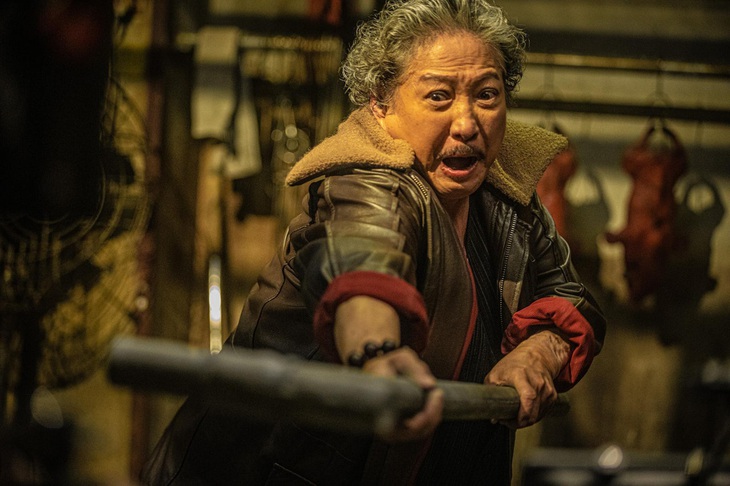 Đã hơn 70 tuổi, sức khoẻ có phần xuống sức nhưng Hồng Kim Bảo vẫn tham gia diễn xuất trong bộ phim mới.