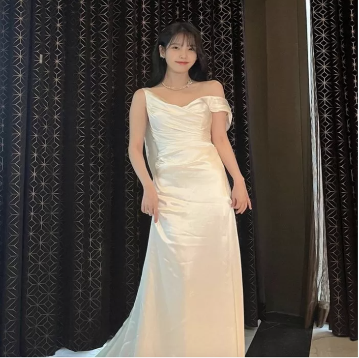 Dù ảnh chất lượng kém nhưng nhan sắc của IU vẫn cân hết