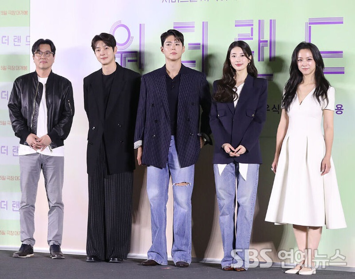 Thang Duy (bìa phải) và dàn diễn viên phim