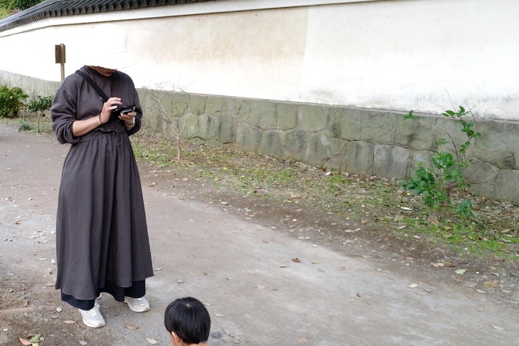 Phần đầu của người phụ nữ vô tình lẫn vào bức tường màu trắng. 