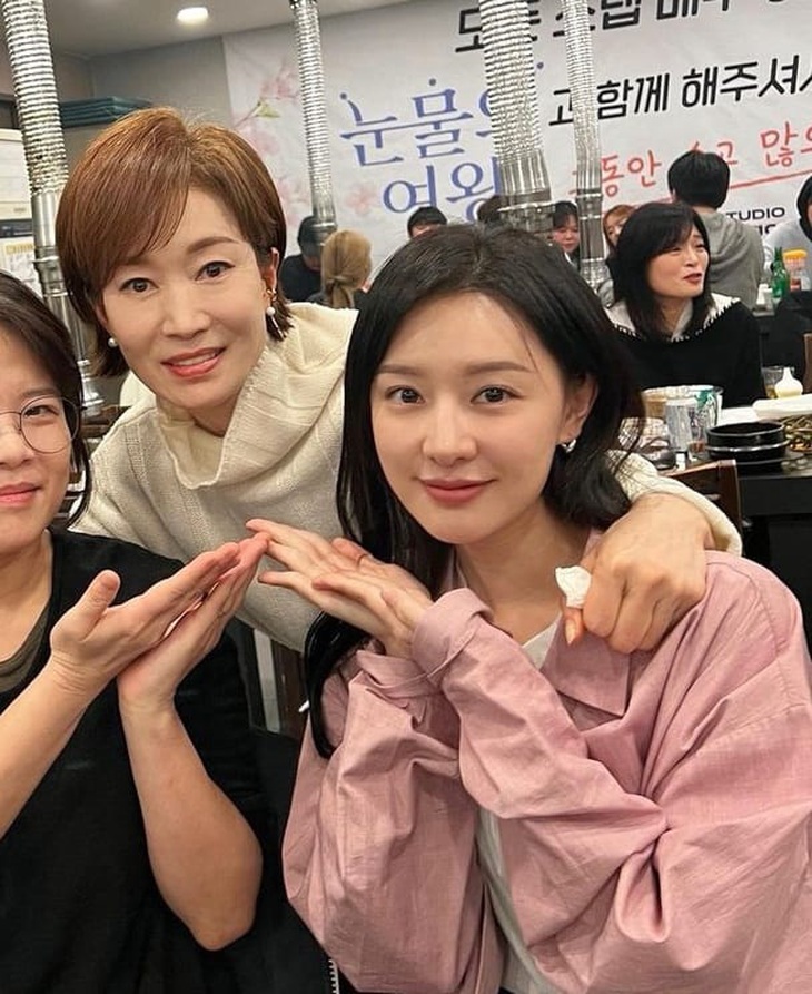 Gần đây trong một buổi phỏng vấn, nữ diễn viên Na Young Hee (vai mẹ của Haein) đã dành những lời khen có cánh cho Kim Ji Won