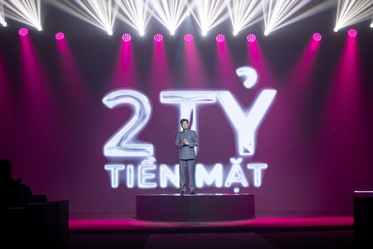 Dược Sĩ Tiến công bố giải thưởng dành cho Tân Miss Universe Vietnam là 2 tỉ đồng tiền mặt. 