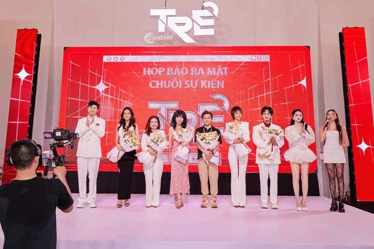 Dàn nghệ sĩ tham gia workshop kỹ năng cho sinh viên.