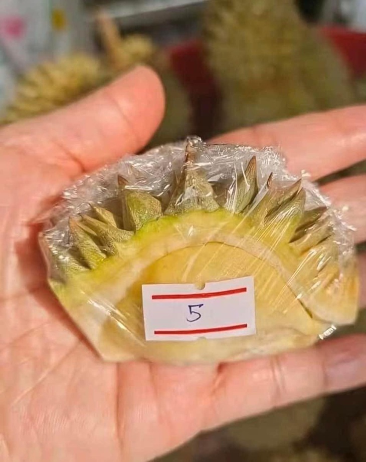 Thèm quá mà chỉ có bấy nhiêu tiền.