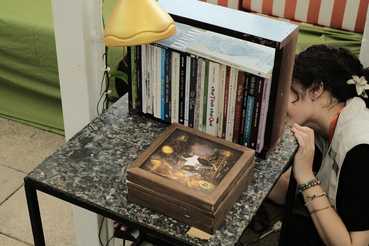 Mặt bàn được làm từ rác thải tái chế