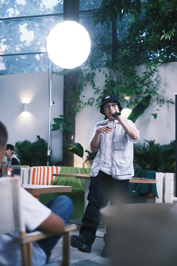 Datmaniac thể hiện một ca khúc trong album