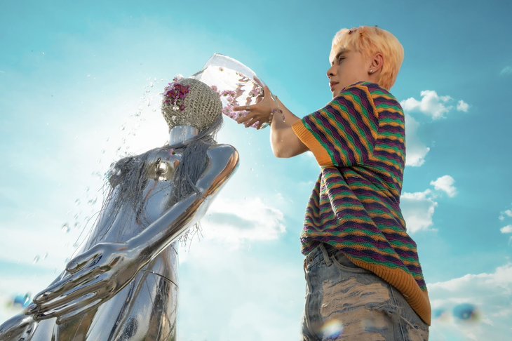 Xuyên suốt MV là màu sắc tươi sáng và u tối liên tục đan xen với nhau