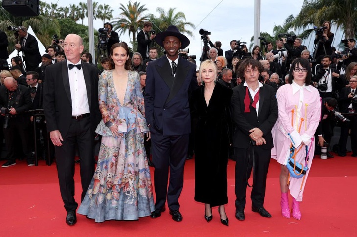 Thành viên BGK Camera d’Or: Pascal Buron, Zoe Wittock, Chủ tịch ban giám khảo Baloji, Emmanuelle Béart, Gilles Porte và Nathalie Chifflet.