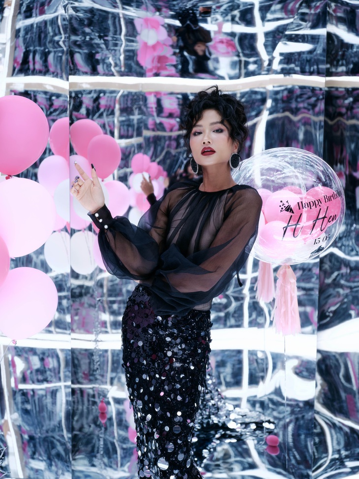 H’Hen Niê nhận quà đặc biệt trong ngày sinh nhật- Ảnh 1.