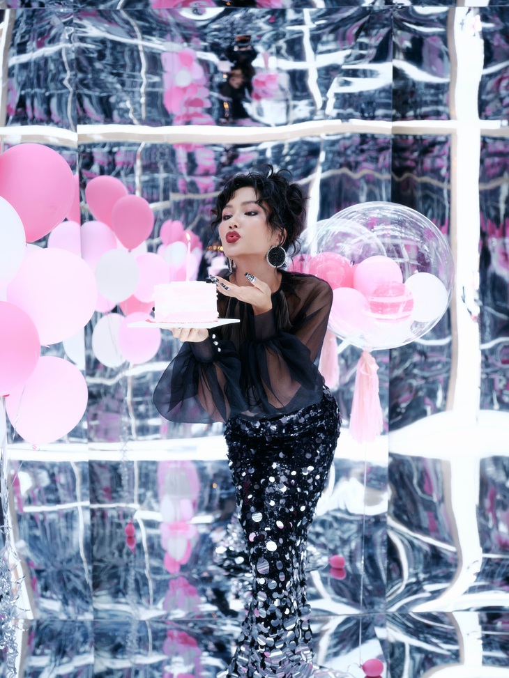 H’Hen Niê nhận quà đặc biệt trong ngày sinh nhật- Ảnh 4.