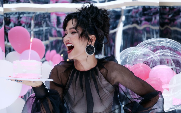 H’Hen Niê nhận quà đặc biệt trong ngày sinh nhật