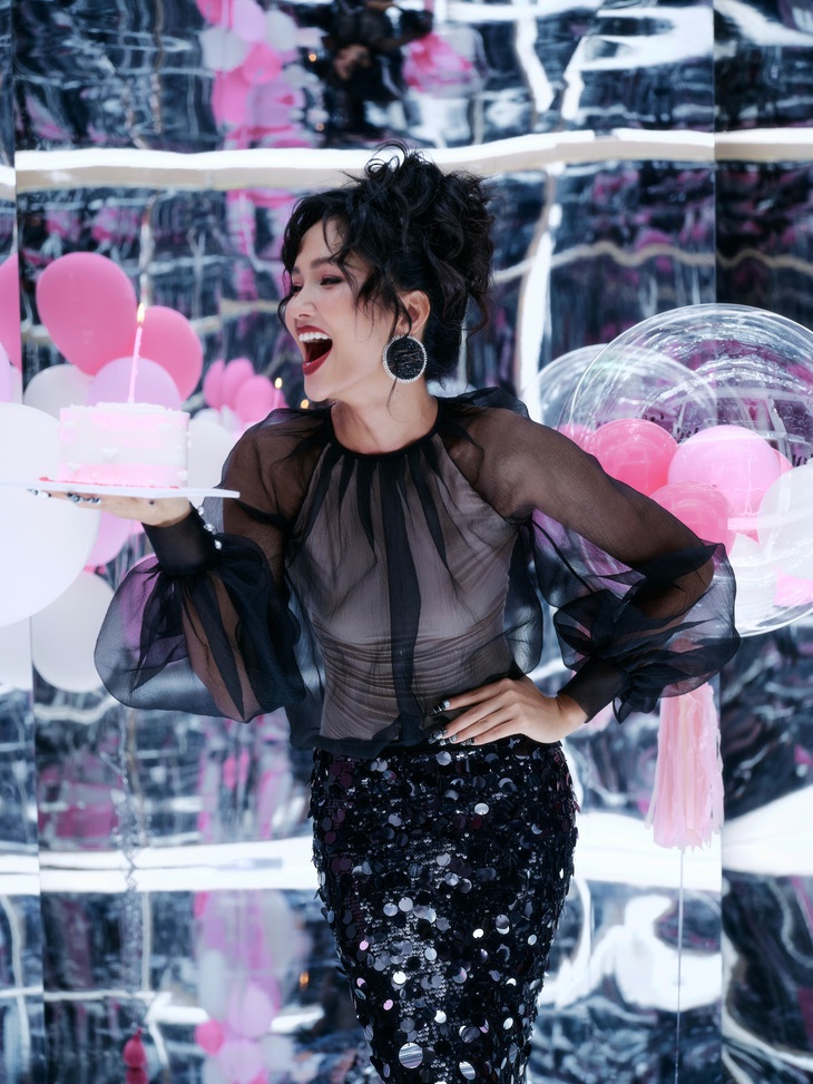 H’Hen Niê nhận quà đặc biệt trong ngày sinh nhật- Ảnh 5.