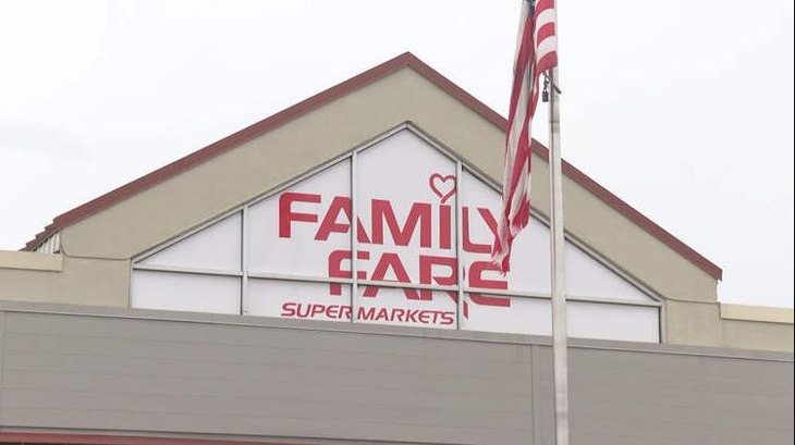 Siêu thị Family Fare ở bang Michigan, nơi phát hiện người vô gia cư sống phía sau tấm bảng hiệu.