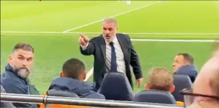 HLV Ange Postecoglou của Tottenham hướng về khán đài phản đối hành động của cổ động viên nhà ở trận thua Man City.