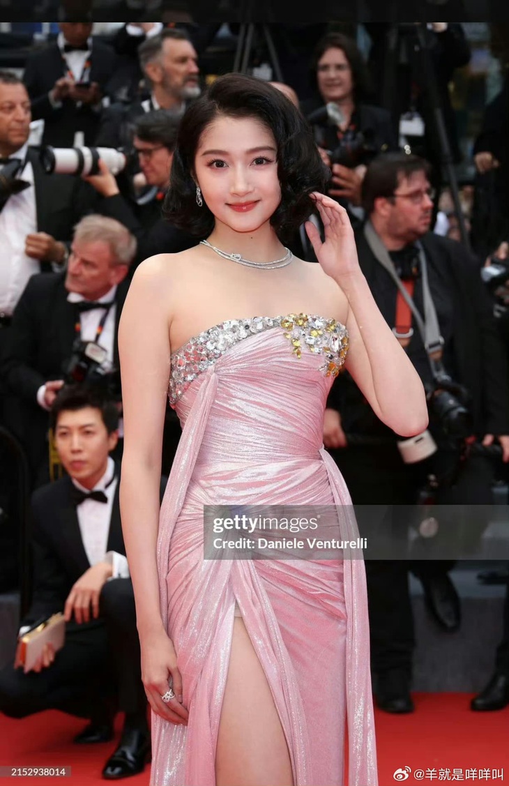 Dù được đánh giá cao về nhan sắc, nhưng bộ cánh cũng như kiểu tóc mà Quan Hiểu Đồng lựa chọn tại thảm đỏ Cannes năm nay không phù hợp khiến những khuyết điểm trên cơ thể bị lộ rõ