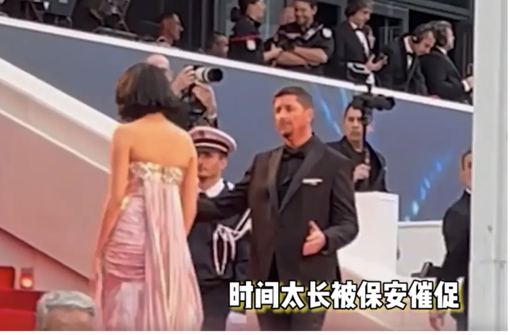 Bạn gái Lộc Hàm bị nhắc nhở di chuyển khi đứng tạo dáng trên thảm đỏ quá lâu. Đây không phải là lần đầu tiên cô gặp trường hợp như thế. Còn nhớ, Cannes trước, Quan Hiểu Đồng cũng bị nhắc nhở vì tạo dáng quá lâu.