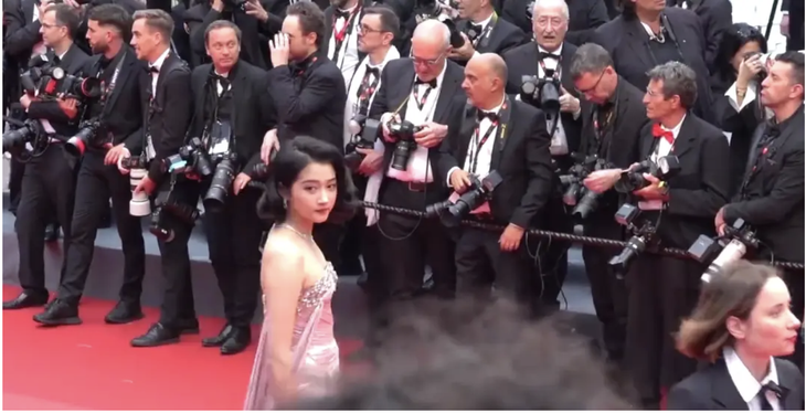 Dù được đánh giá cao về nhan sắc, nhưng bộ cánh cũng như kiểu tóc mà cô lựa chọn tại thảm đỏ Cannes năm nay không phù hợp khiến những khuyết điểm trên cơ thể bị lộ rõ