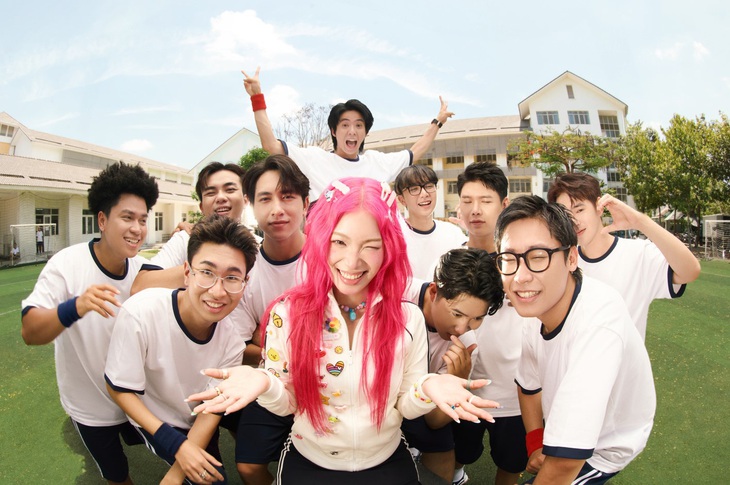 Cầm phân vân “Yêu hay không yêu" trước dàn cameo nam bao gồm: Willistic, Pixel Neko, Tùng Maru, Lục Quang Huy, Hank,...