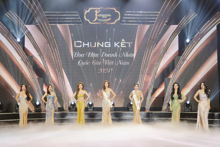 Nguyễn Thị Tuyết Hồng (giữa) trong phần thi ứng xử cùng các thí sinh top 7