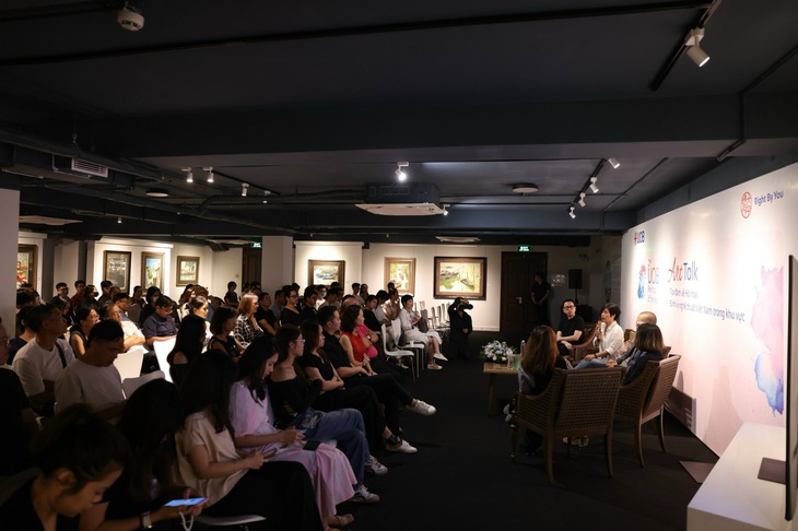 Đông đảo các nghệ sĩ và người yêu nghệ thuật tại TP.HCM đến với tọa đàm Định vị nghệ thuật Việt Nam trong khu vực vào sáng 18-5