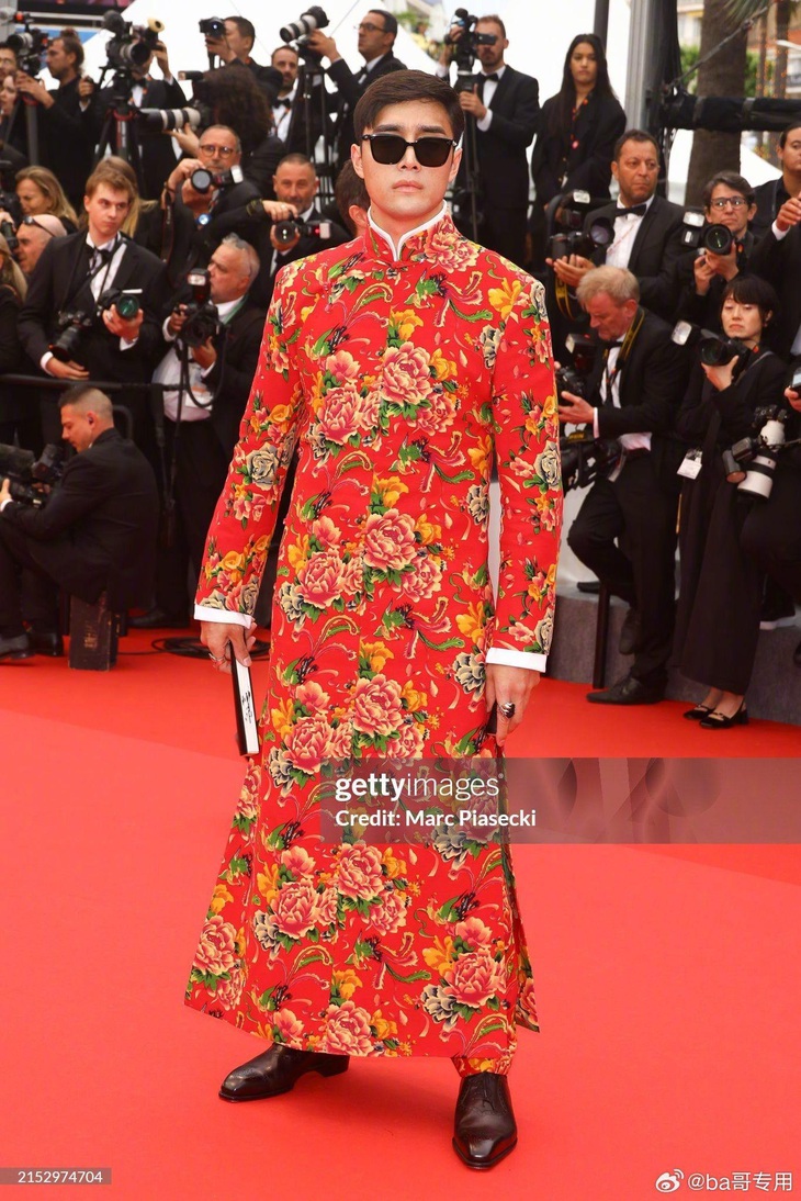 Sau khi xem đoạn video Miles Moretti trên thảm đỏ, các blogger Trung Quốc cho rằng anh cố tình đi chậm, tạo dáng dù các nghệ sĩ khác đang bước vào thảm đỏ, thậm chí đếm 5 lần TikToker này bị an ninh thúc giục rời khu vực chụp ảnh.