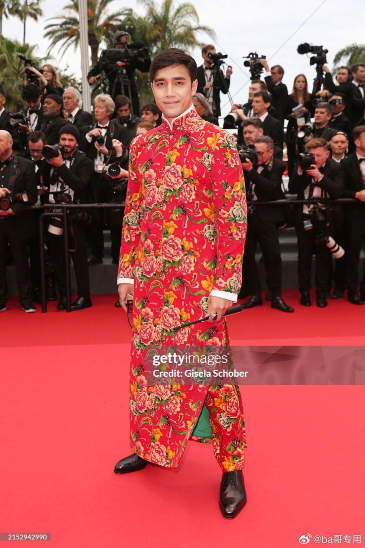 Không chỉ diện trang phục gây tranh cãi, mà Miles Moretticòn liên tục bị an ninh nhắc nhở và thúc giục tận 5 lần về việc rời khỏi khu vực chụp ảnh. 