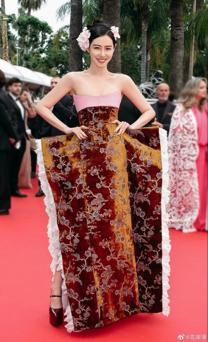 Một blogger thời trang gây thất vọng với màn xuất hiện cùng outfit chủ đề 'ghế bành' lên thảm đỏ.