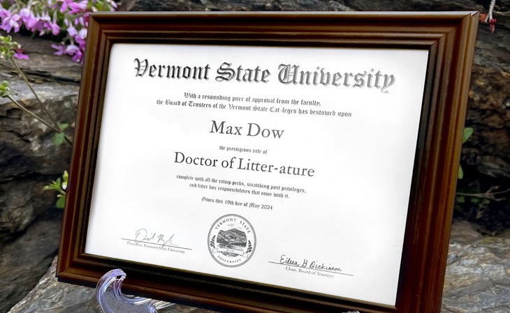 Cận cảnh bằng tiến sĩ danh dự của Max Dow.